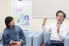 인터뷰하는 셉팀 웨버 예술감독과 헤이디 리