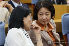 최민희 의원과 대화하는 추미애 의원