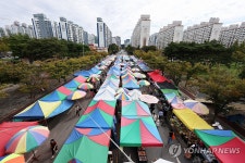 도로에 펼쳐진 광주 상무금요시장