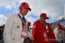 묵념하는 해병대 참전용사들