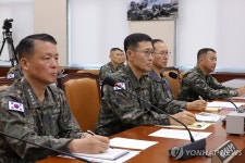 의원 질의에 답하는 김규하 육군참모총장