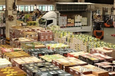 추석 연휴 앞두고 농산물공판장 활기