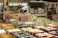 추석 연휴 앞두고 농산물공판장 활기