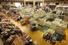 추석 연휴 앞두고 농산물공판장 활기