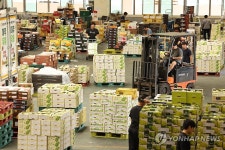 추석 연휴 앞두고 농산물공판장 활기