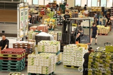 추석 연휴 앞두고 농산물공판장 활기