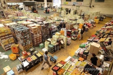 추석 연휴 앞두고 농산물공판장 활기