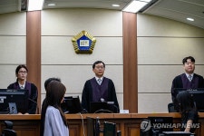 이진관 부장판사, 한덕수 전 총리 법정 입장