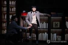 생각에 잠긴 윤재