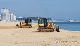 추석 연휴에는 경포로 해수욕장 백사장 평탄 작업