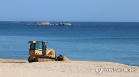 추석 연휴에는 경포로 해수욕장 백사장 평탄 작업