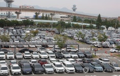 추석 연휴 맞아 김해공항 주차장도 만원