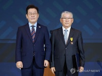 이재명 대통령, 김진성 고문에 국민훈장 목련장 수여