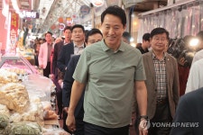 오세훈 서울시장, 추석 연휴 앞두고 남부골목시장 방문
