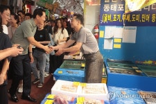 오세훈 서울시장, 추석 연휴 앞두고 남부골목시장 방문