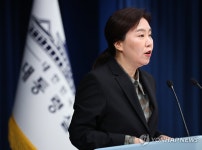브리핑하는 강유정 대변인