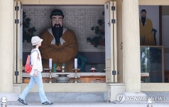 개천절 단군성전 방문한 시민