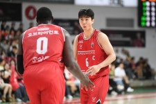 3쿼터 폭발 프로농구 정관장, 가스공사 완파…개막 2연승