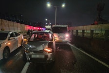 부산 동서고가도로서 8중 추돌사고…4명 부상