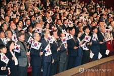 한글날 노래 제창하는 김민석 국무총리