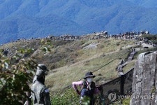 무등산 오르는 탐방객들