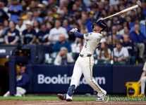 밀워키, 컵스 꺾고 NLCS 진출…다저스와 WS 티켓 놓고 대결