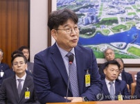 의원 질의에 답하는 이상화 동해종합건설 대표 부사장