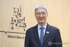 포즈 취하는 김희섭 관장