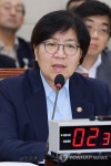 질의에 답하는 정은경 보건복지부 장관