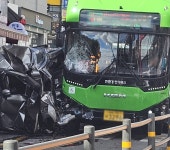 성신여대역 인근서 마을버스가 주차된 차 들이받아…2명 경상