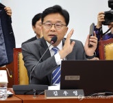 문자 폭로 사태 관련 발언하는 김우영 의원