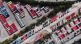 주차장 가득 채운 버스