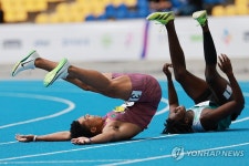 100m 결승 마친 나마디 조엘진-비웨사 다니엘 가사마