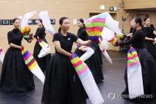 현대적으로 재해석한 우리나라 전통춤