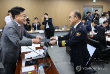 증인선서문 제출하는 한원호 세종경찰청장