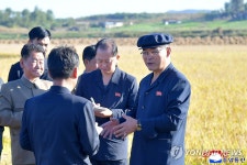 북한 박태성 총리, 평남 대동군 원천농장 현장 방문