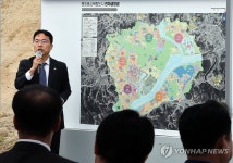 국회세종의사당 설명하는 강주엽 행복청장