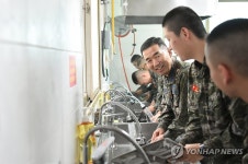 장병들 격려하는 진영승 합참의장