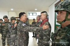 장병들 격려하는 진영승 합참의장
