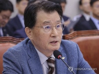 질의에 답변하는 유종필 창업진흥원장