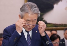 안경 쓰는 강호동 농업협동조합중앙회 회장