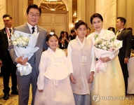 이재명 대통령 내외와 화동