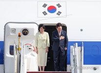 이재명 대통령 부부, 아세안 일정 마치고 귀국길