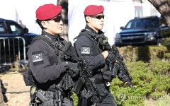 트럼프 머물 숙소 주변 순찰하는 경찰특공대