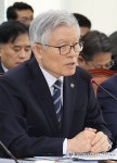 답변하는 최동석 인사혁신처장