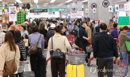 쇼핑객들로 붐비는 롯데마트