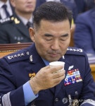 물 마시는 진영승 합참의장