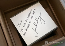 젠슨 황 최고경영자, 최태원 회장에 AI 슈퍼컴퓨터 선물
