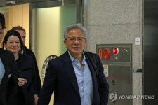 [속보] 15년만에 한국 찾은 젠슨황, 방한 일정 마치고 포항공항서 출국