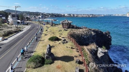 어린이들의 애월 바닷가 자전거 하이킹